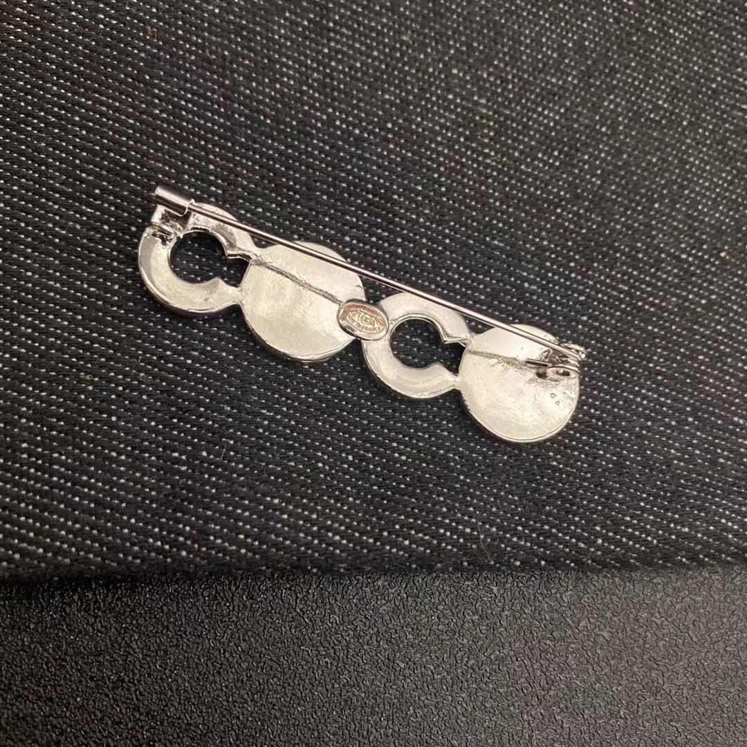 Chanel brooch 106740