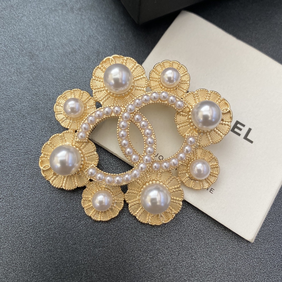Chanel brooch 106741