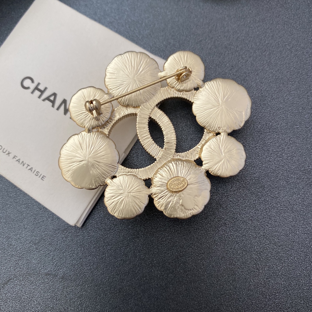 Chanel brooch 106741