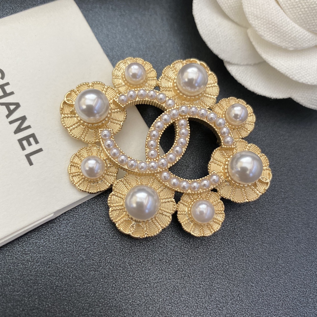 Chanel brooch 106741