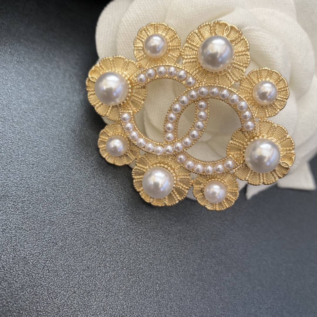 Chanel brooch 106741