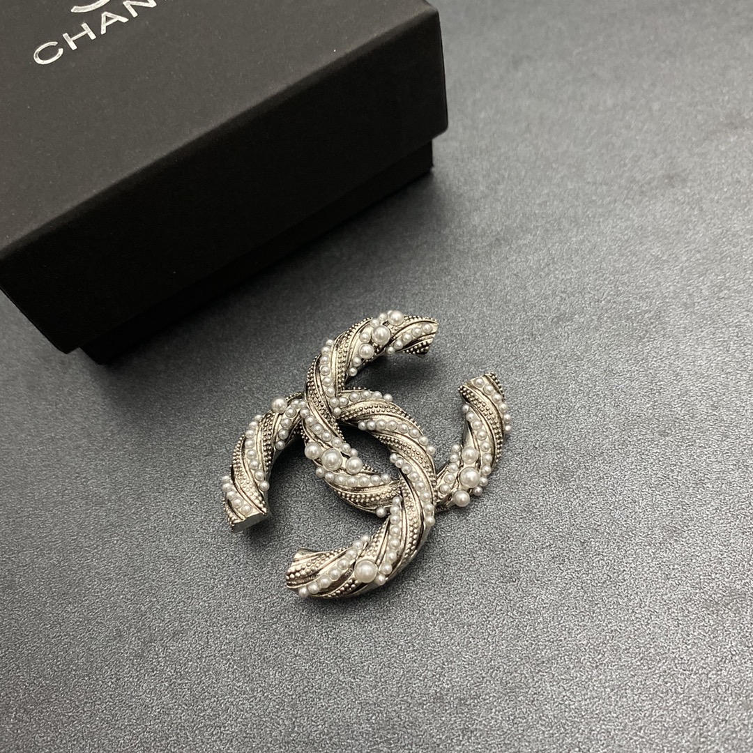 Chanel brooch 107183