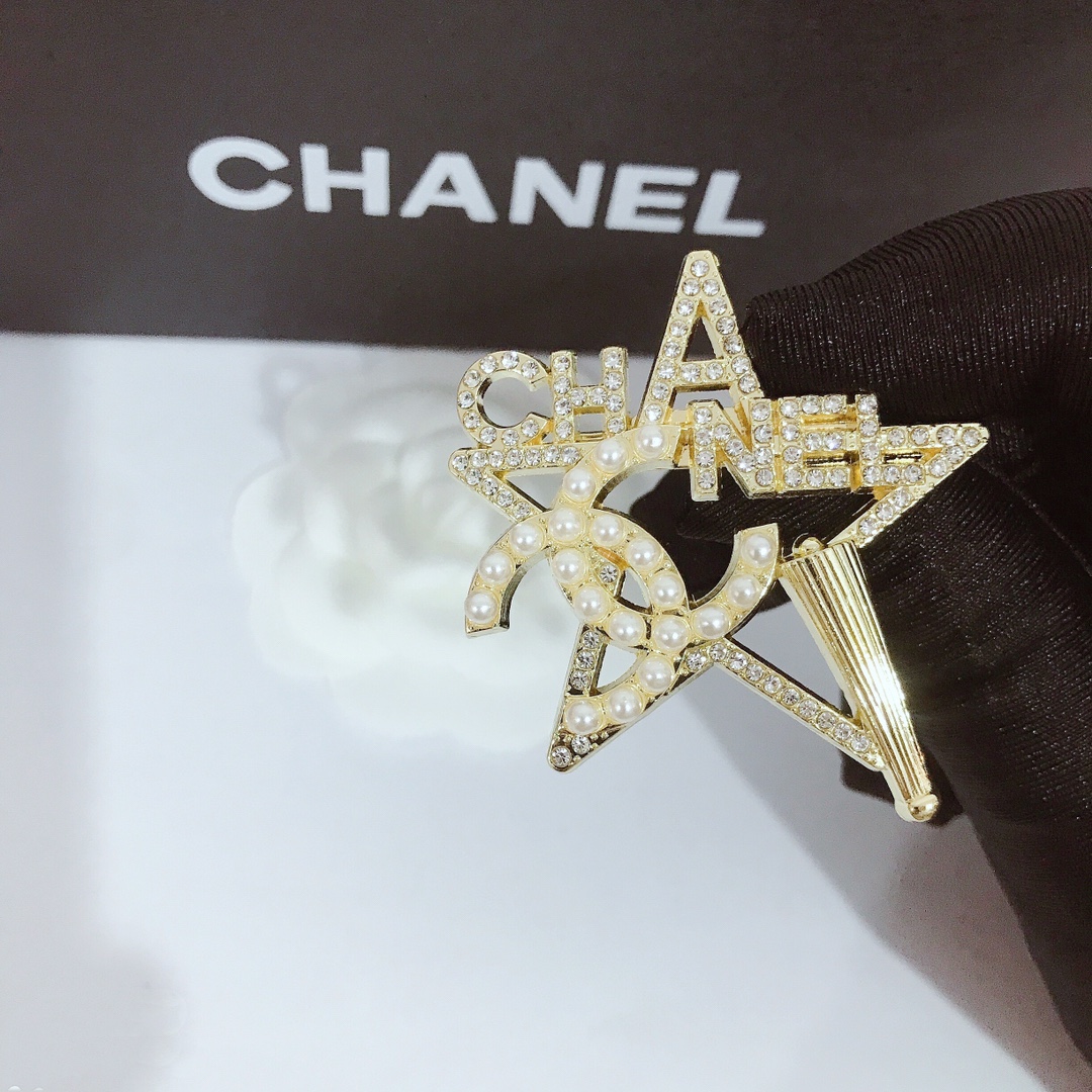Chanel brooch 107184