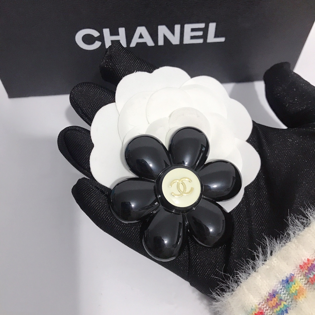 Chanel brooch 107186
