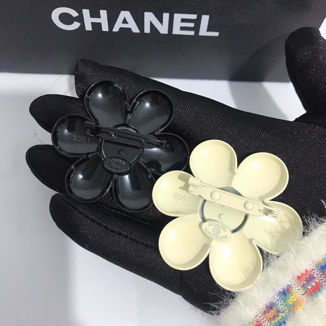 Chanel brooch 107186