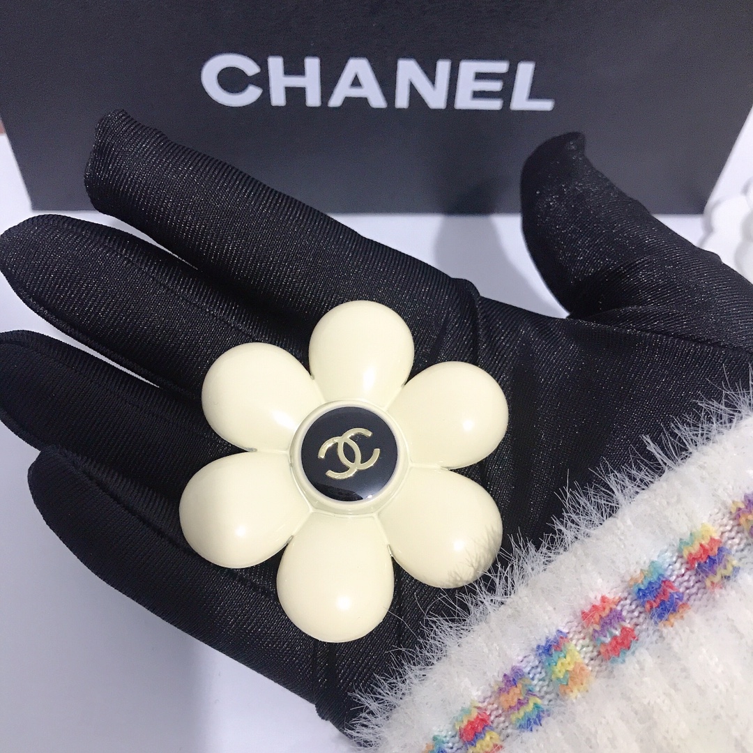 Chanel brooch(white) 107187