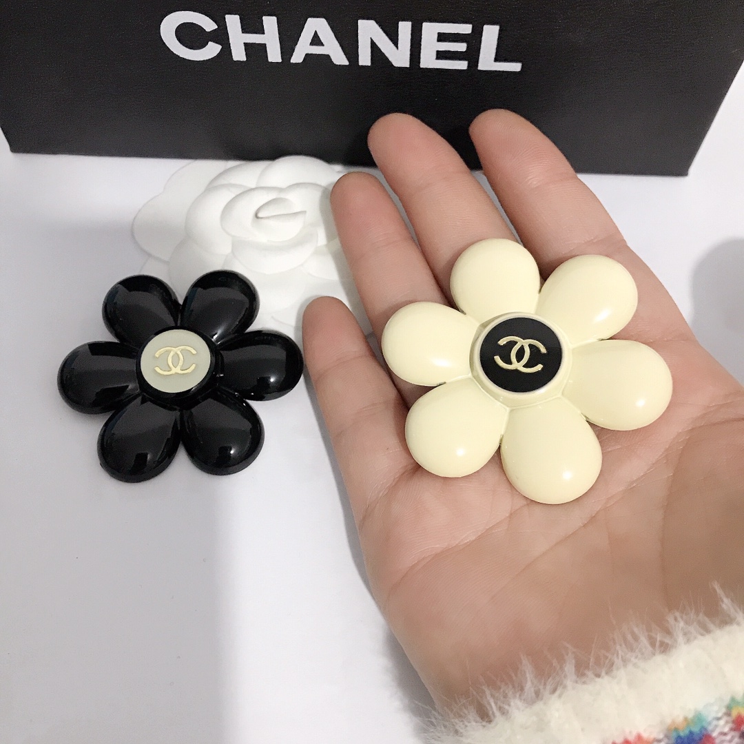 Chanel brooch(white) 107187