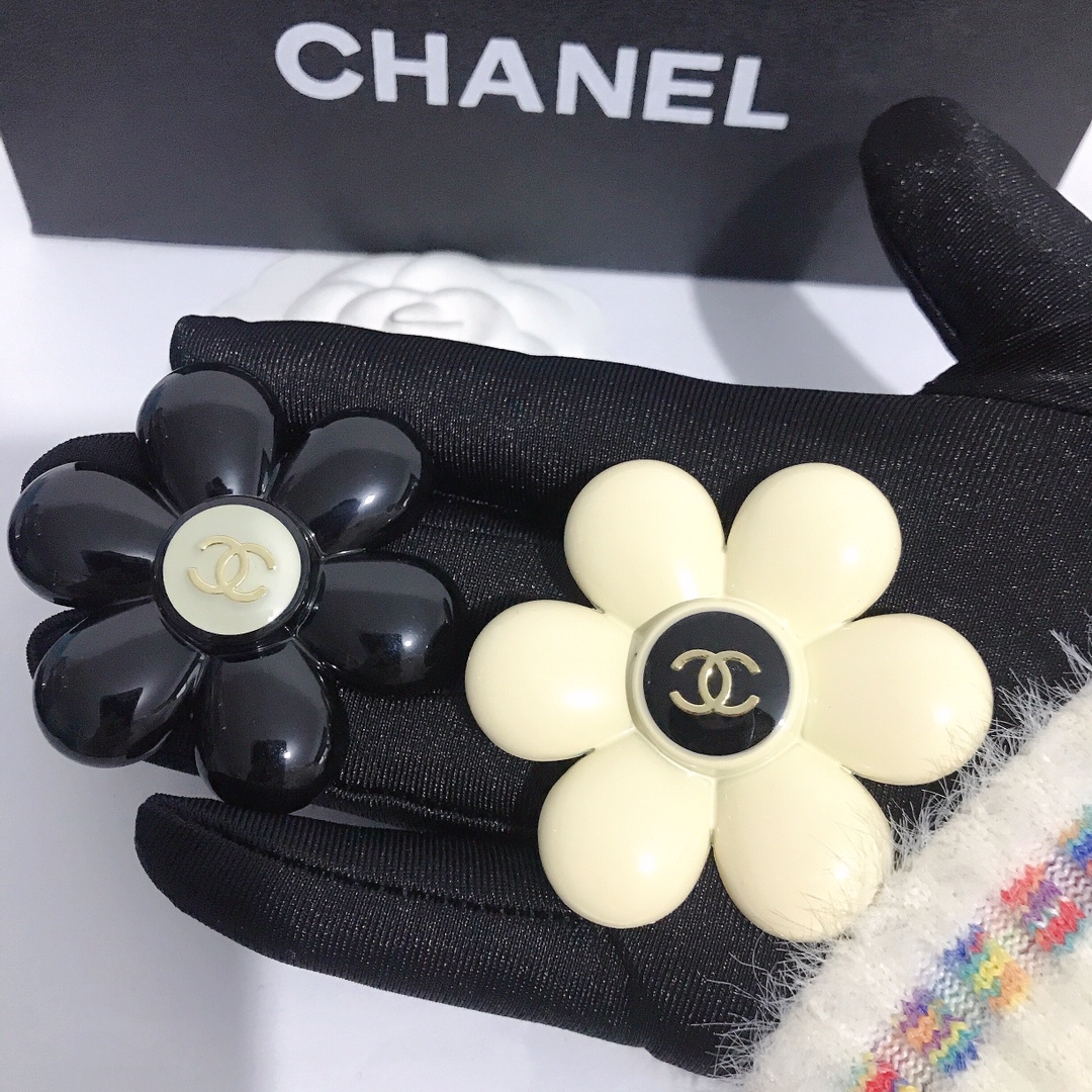 Chanel brooch(white) 107187