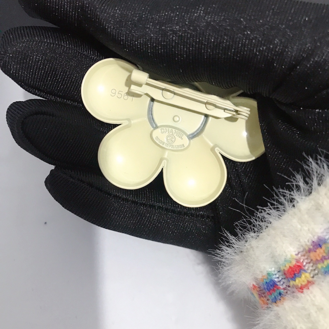 Chanel brooch(white) 107187