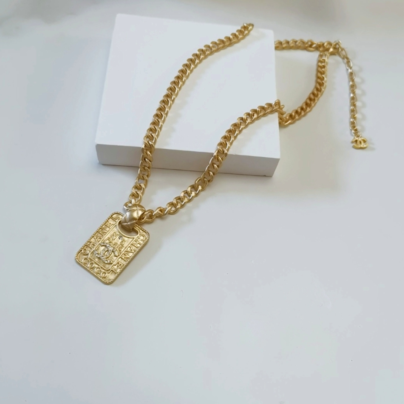 Chanel necklace 107637