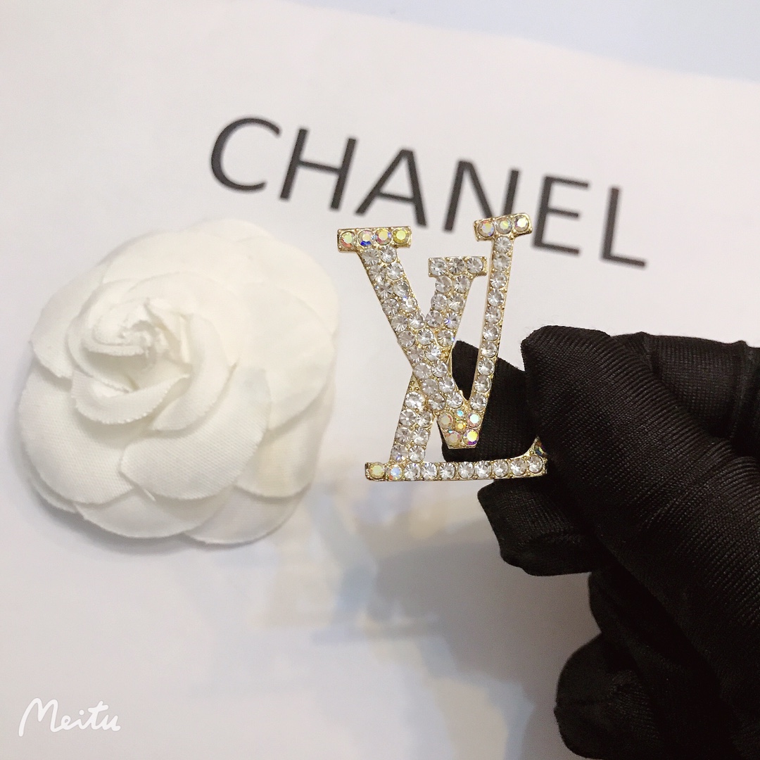 LV Brooch 106405