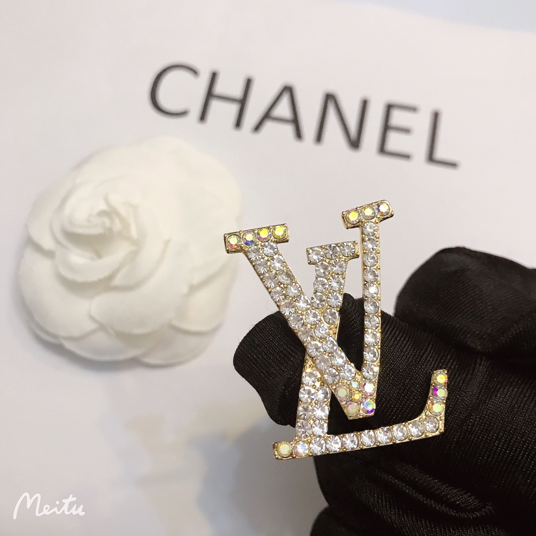 LV Brooch 106405