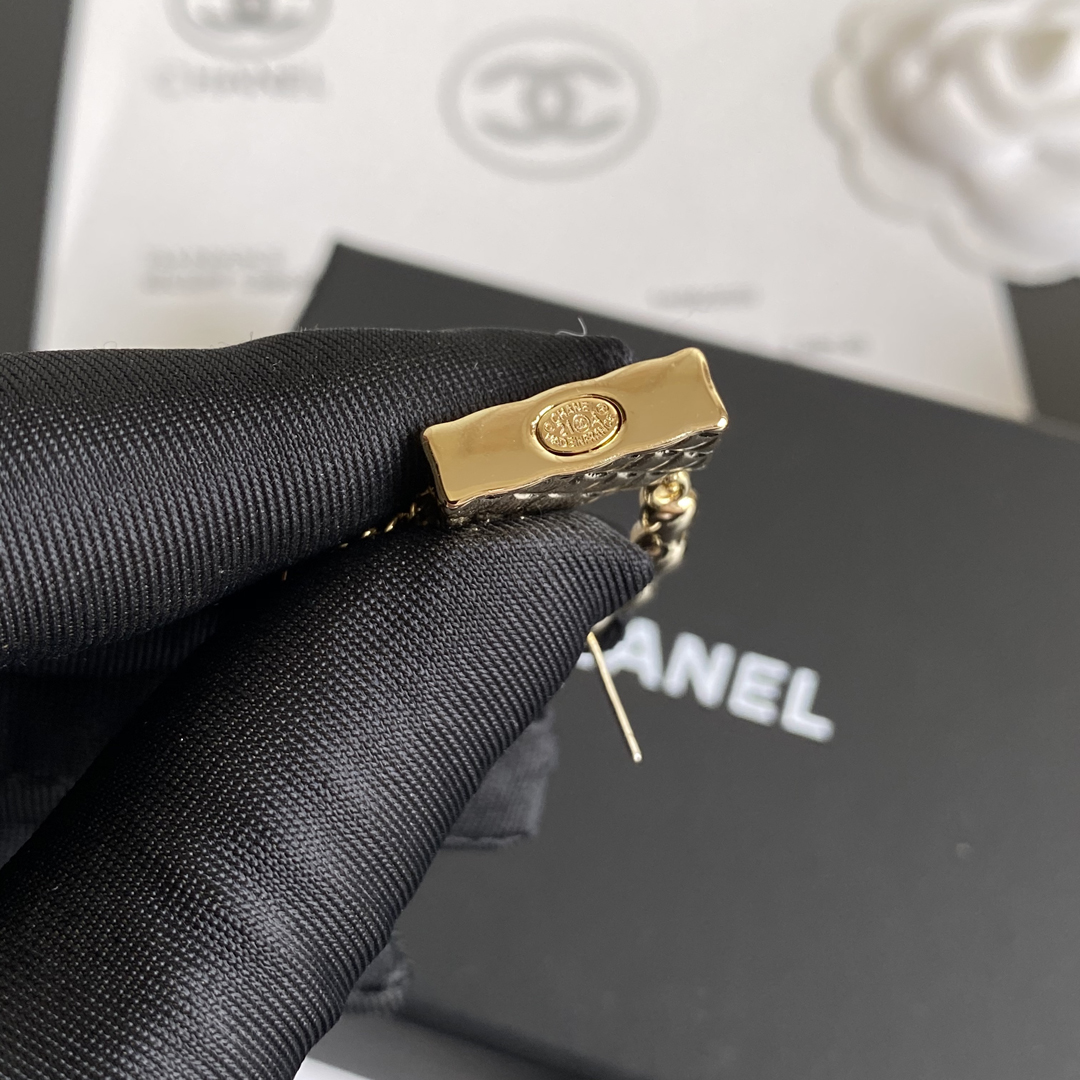 A145 Chanel earring 105857