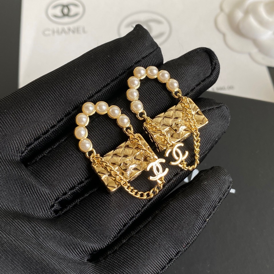 A145 Chanel earring 105857