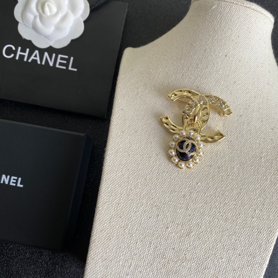 C072 Chanel brooch 106383