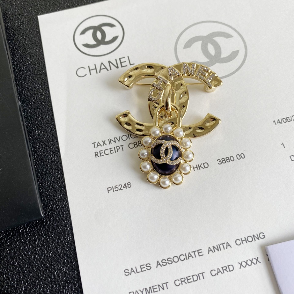 C072 Chanel brooch 106383