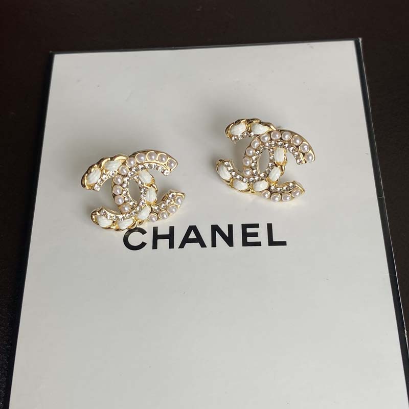 A379 Chanel earring (white color) 107092