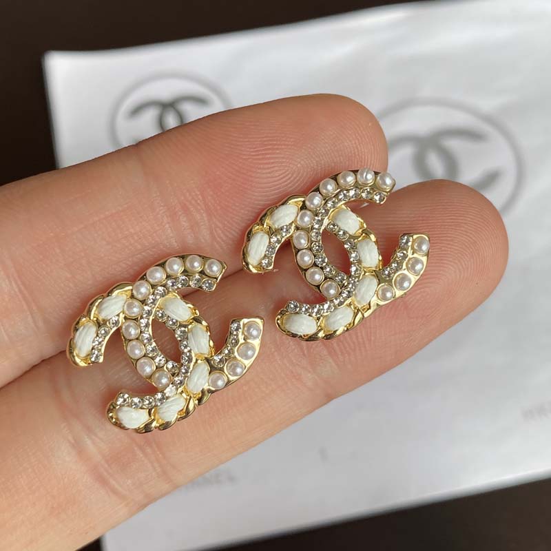 A379 Chanel earring (white color) 107092