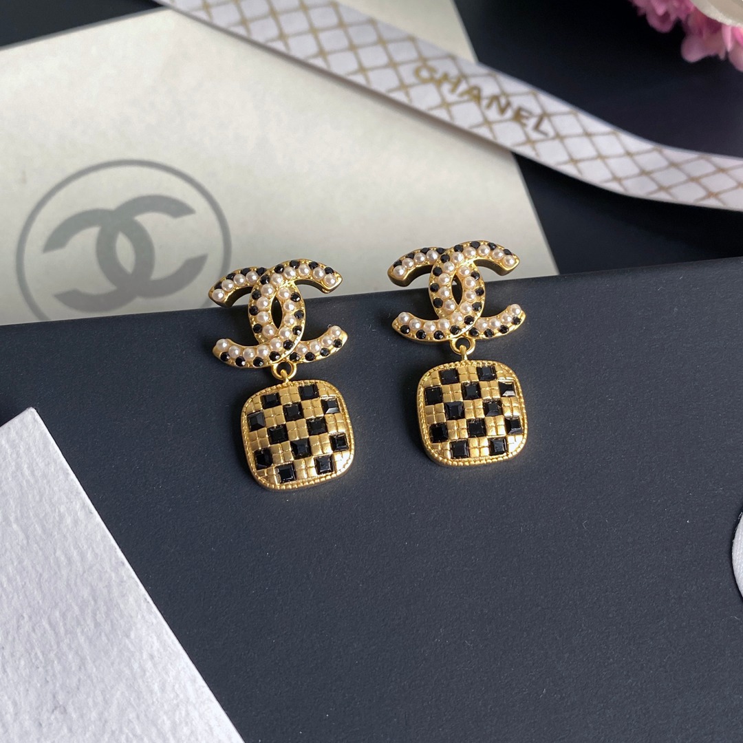 A056 Chanel earring 107107