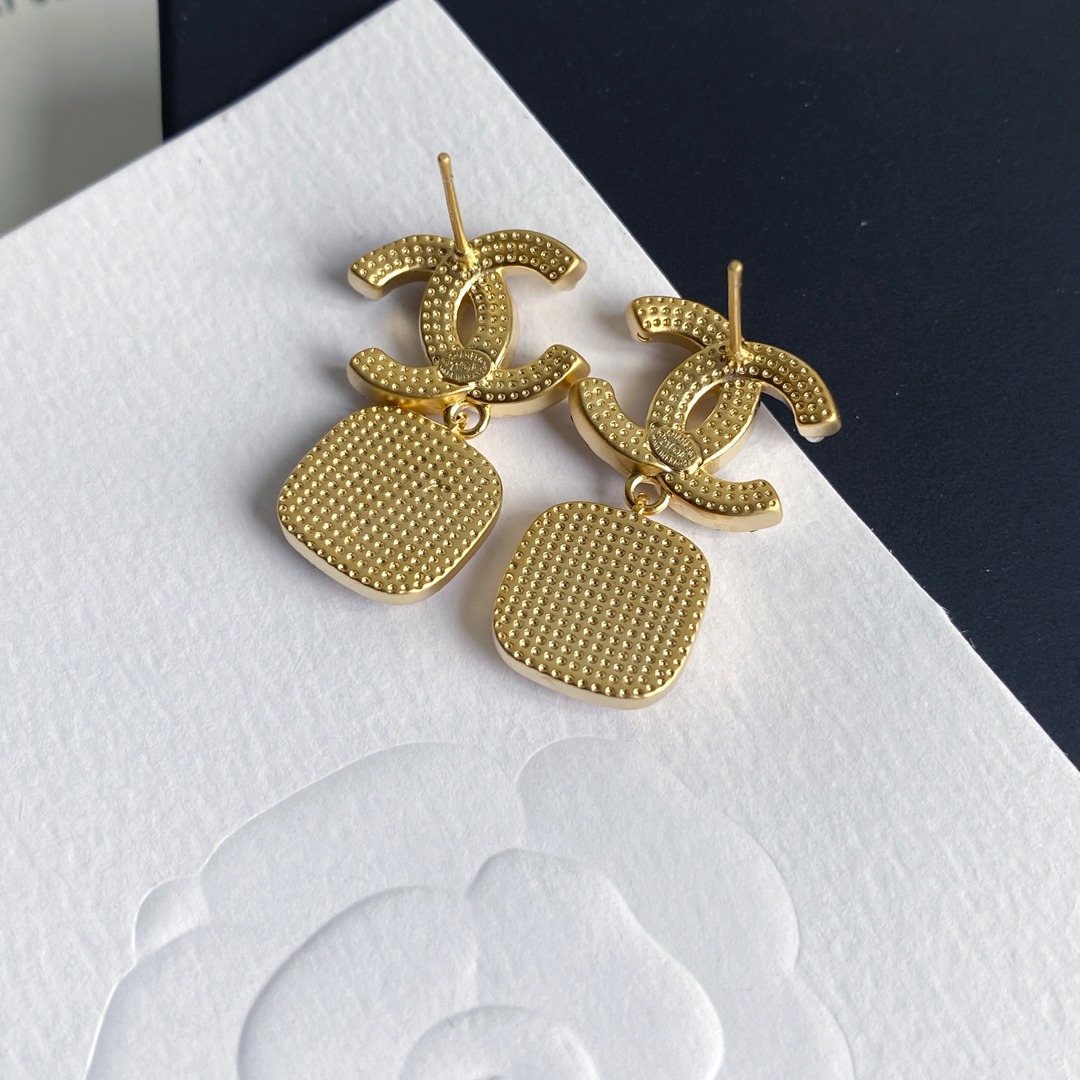 A056 Chanel earring 107107