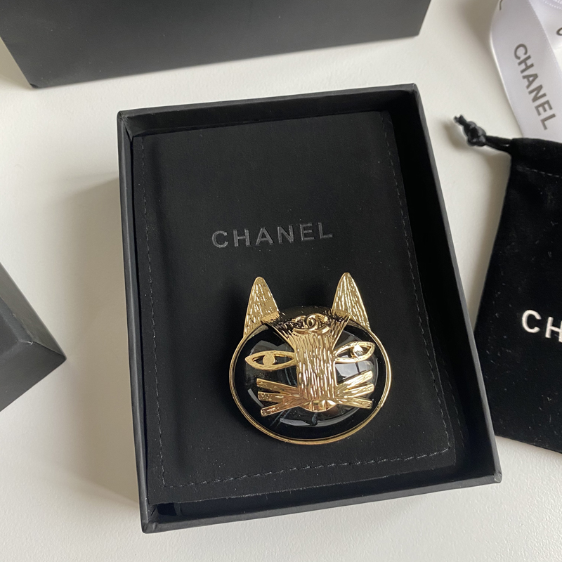 C038 Chanel brooch 104178