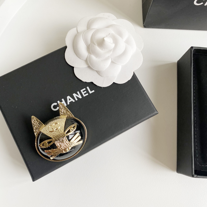 C038 Chanel brooch 104178