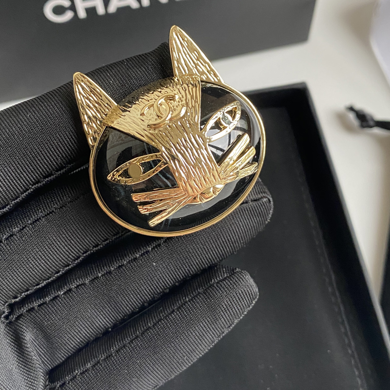 C038 Chanel brooch 104178