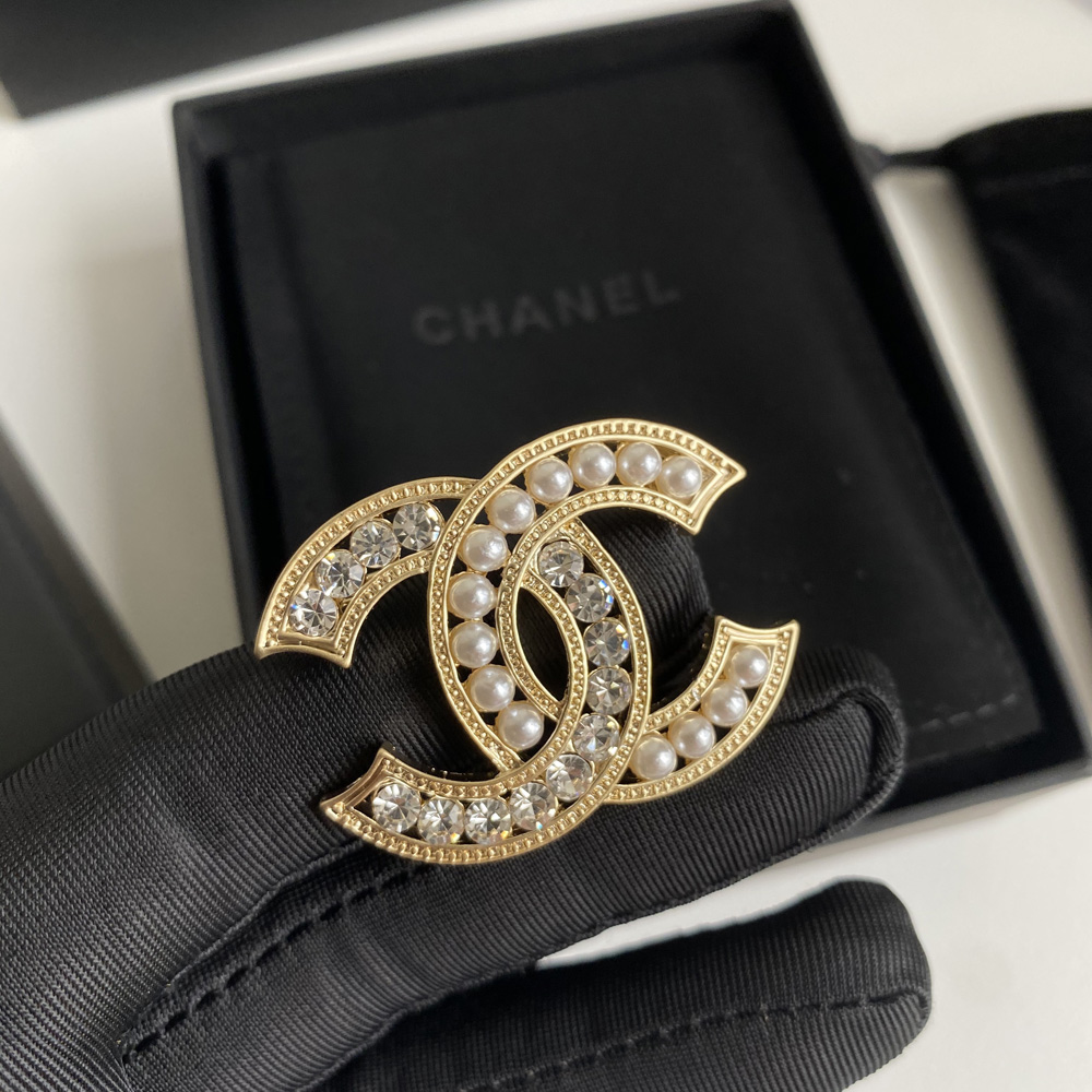 C040 Chanel brooch 104180