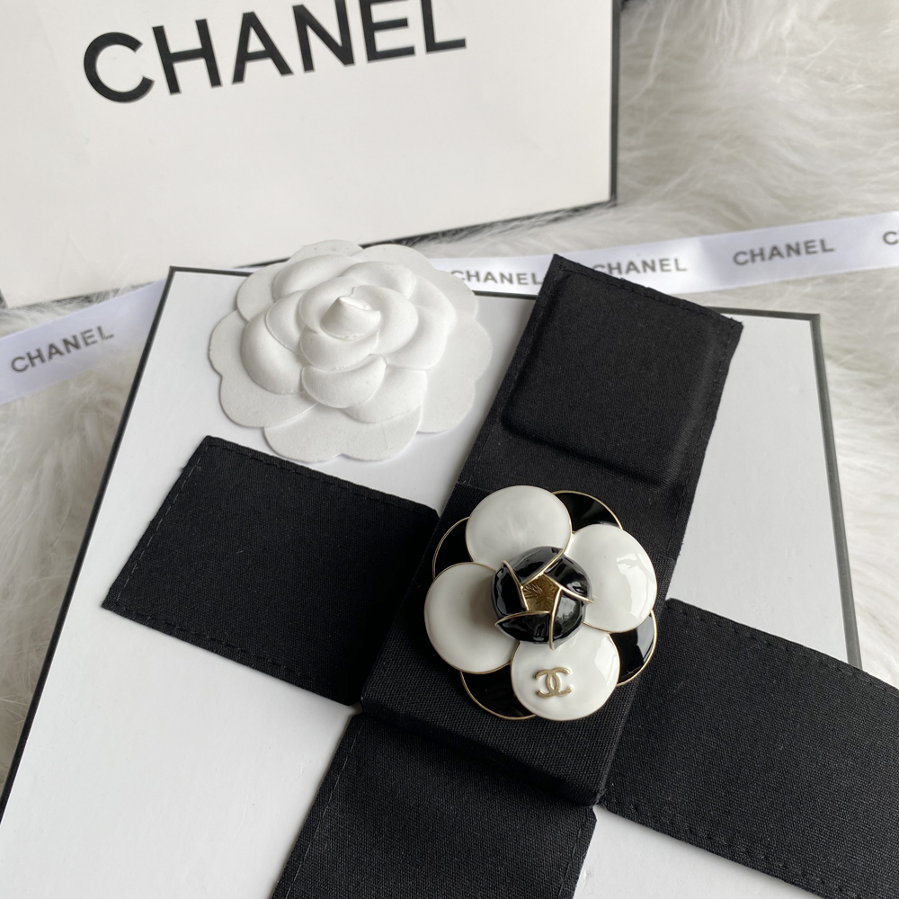 C042 Chanel brooch 104184