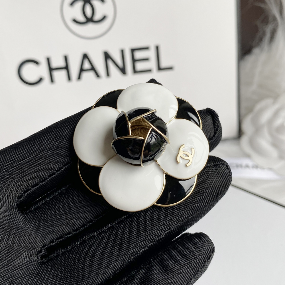 C042 Chanel brooch 104184