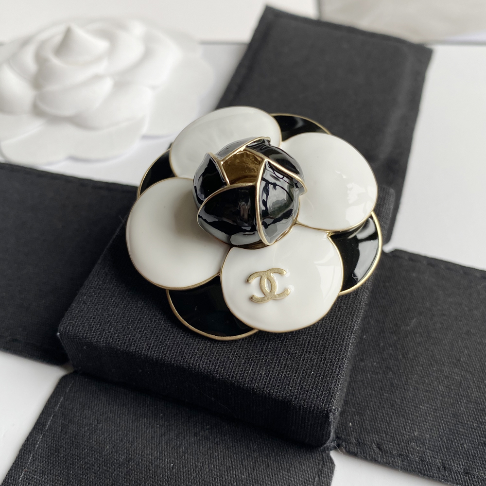 C042 Chanel brooch 104184