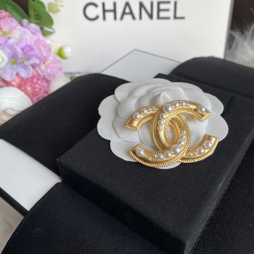 C095 Chanel brooch 104198