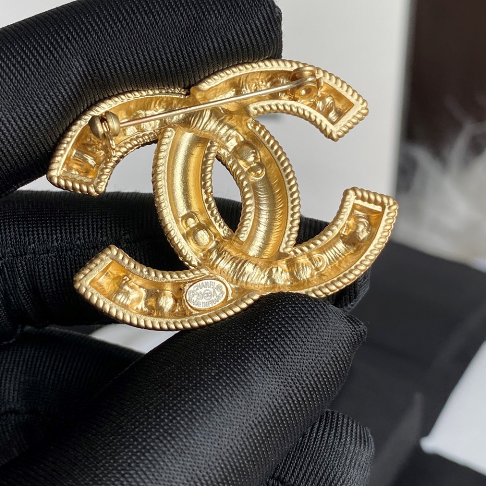 C095 Chanel brooch 104198
