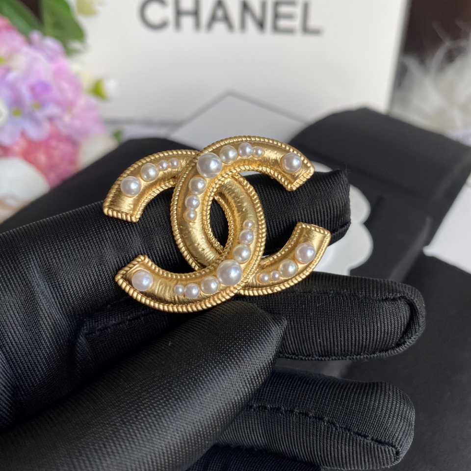C095 Chanel brooch 104198