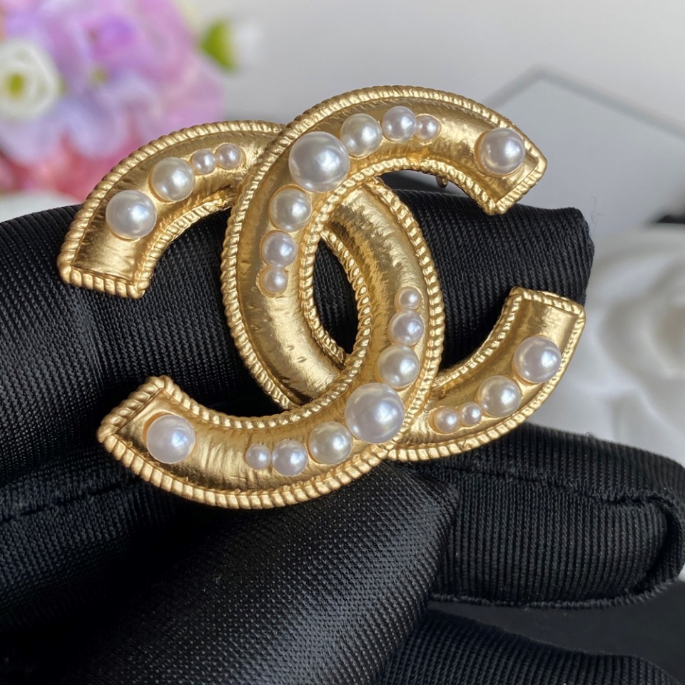 C095 Chanel brooch 104198
