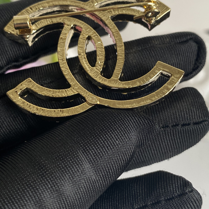 D002 Chanel brooch 106248