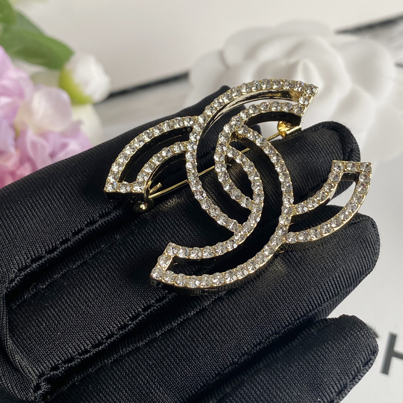 D002 Chanel brooch 106248