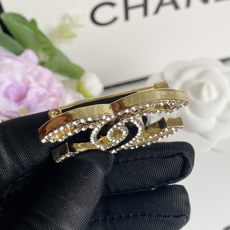 D002 Chanel brooch 106248