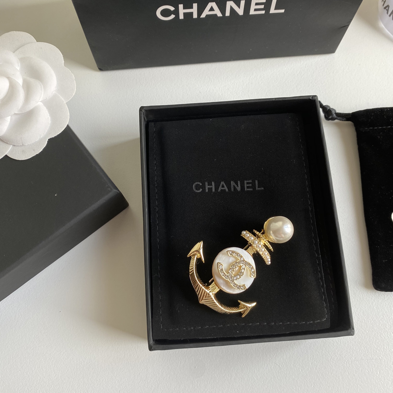 C061 Chanel brooch 104523