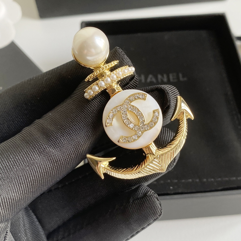 C061 Chanel brooch 104523