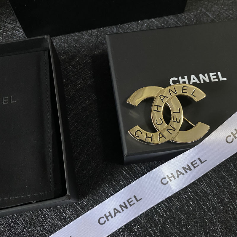 C162  Chanel brooch 104535