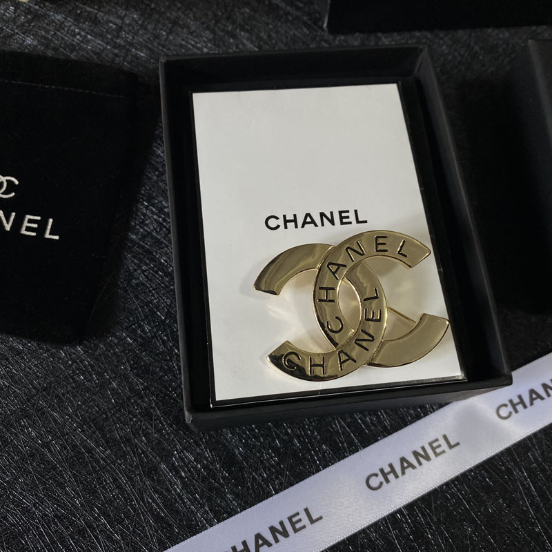 C162  Chanel brooch 104535