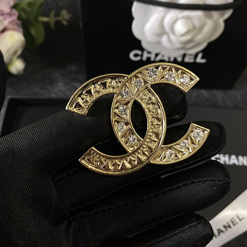 C164  Chanel brooch 104538