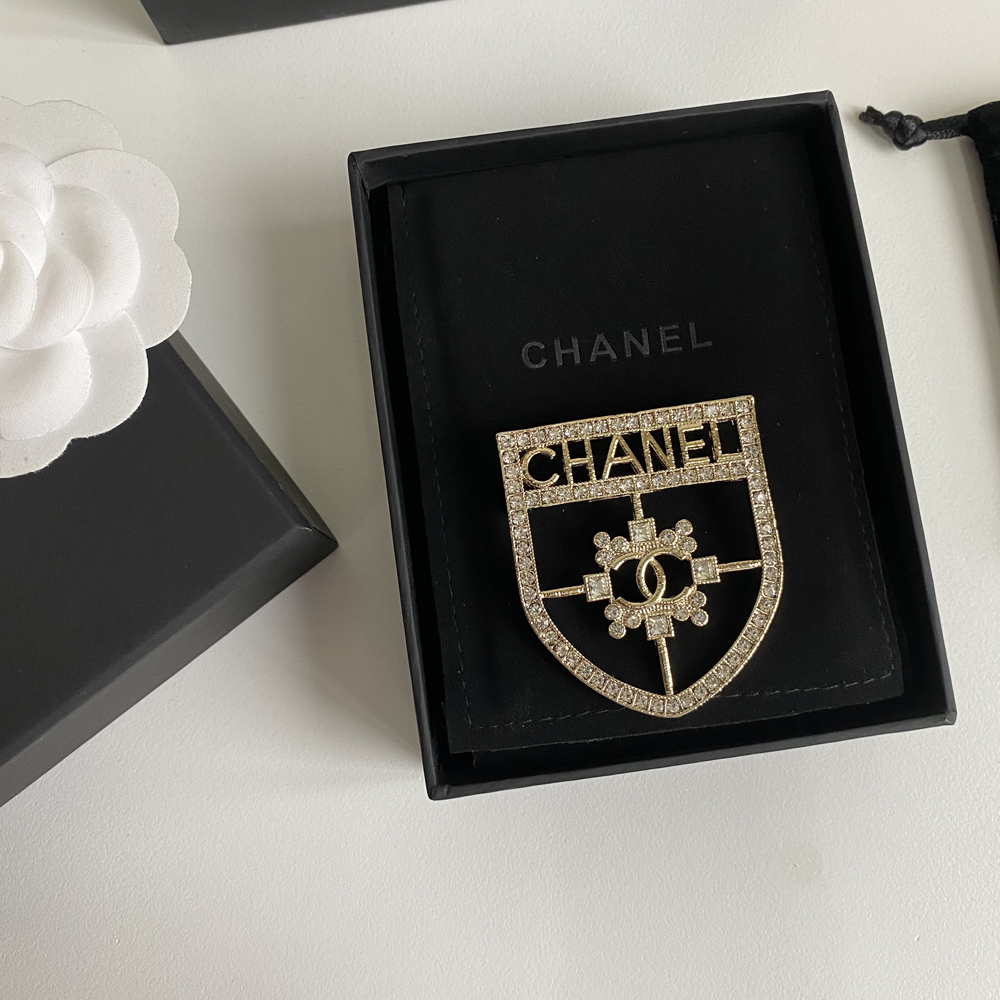 C086 Chanel brooch 104546