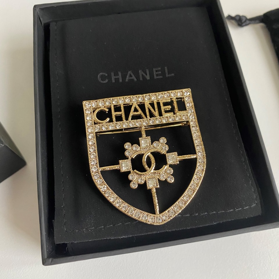 C086 Chanel brooch 104546