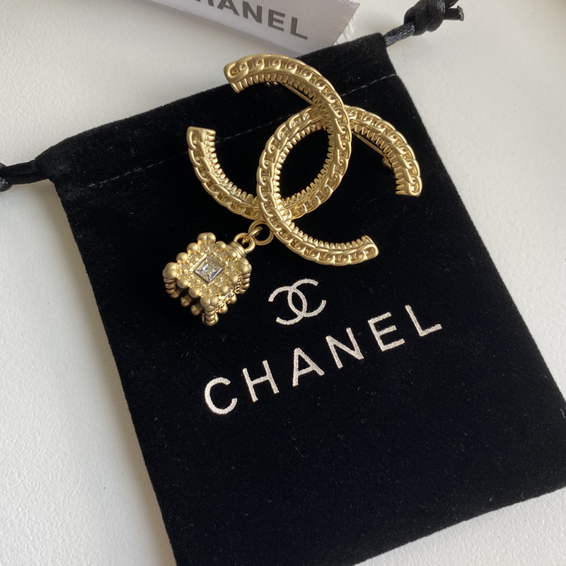 C037 Chanel brooch 104547