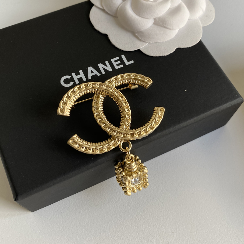 C037 Chanel brooch 104547