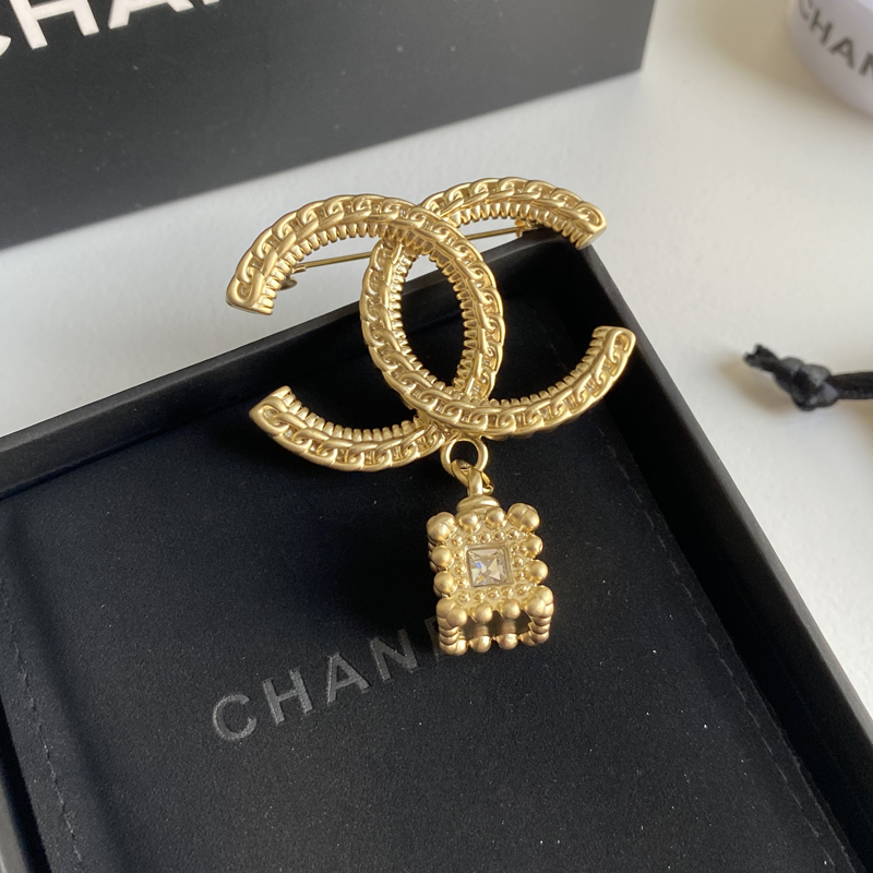 C037 Chanel brooch 104547