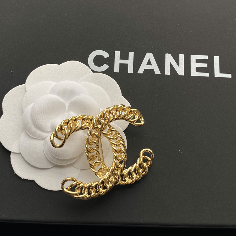 C069 Chanel brooch 104600