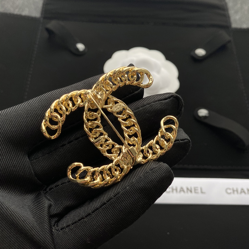 C069 Chanel brooch 104600